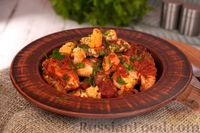 Фото к рецепту: Индейка, запечённая с цветной капустой в томатном соусе