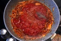 Фото приготовления рецепта: Индейка, запечённая с цветной капустой в томатном соусе - шаг №10