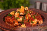 Фото приготовления рецепта: Индейка, запечённая с цветной капустой в томатном соусе - шаг №18