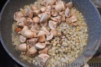Фото приготовления рецепта: Макароны с куриными сердечками и грибами - шаг №4