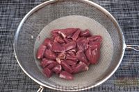 Фото приготовления рецепта: Макароны с куриными сердечками и грибами - шаг №6