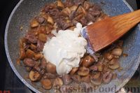 Фото приготовления рецепта: Макароны с куриными сердечками и грибами - шаг №9