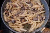 Фото приготовления рецепта: Макароны с куриными сердечками и грибами - шаг №14