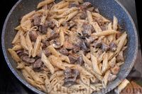 Фото приготовления рецепта: Макароны с куриными сердечками и грибами - шаг №15