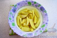 Фото приготовления рецепта: Скумбрия, запечённая с картофелем, в микроволновке - шаг №6