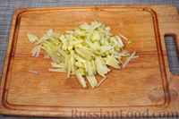 Фото приготовления рецепта: Слоёный салат с курицей, морковью, яблоком и киви - шаг №9