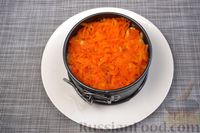 Фото приготовления рецепта: Слоёный салат с курицей, морковью, яблоком и киви - шаг №15