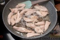 Фото приготовления рецепта: Курица, тушенная с айвой в сметанном соусе - шаг №4
