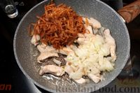 Фото приготовления рецепта: Курица, тушенная с айвой в сметанном соусе - шаг №6