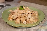 Фото приготовления рецепта: Курица, тушенная с айвой в сметанном соусе - шаг №10