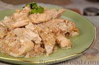 Фото приготовления рецепта: Курица, тушенная с айвой в сметанном соусе - шаг №11