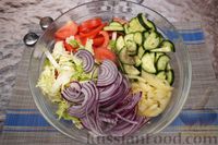 Фото приготовления рецепта: Греческий салат с пекинской капустой - шаг №10