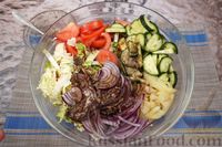 Фото приготовления рецепта: Греческий салат с пекинской капустой - шаг №11
