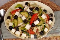 Фото приготовления рецепта: Греческий салат с пекинской капустой - шаг №13
