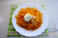 Фото приготовления рецепта: Закусочные бутерброды с морковью, плавленым сыром и яйцами - шаг №10