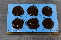 Фото приготовления рецепта: Творожные сырки в шоколаде, с какао, сгущёнкой и кокосовой стружкой - шаг №12
