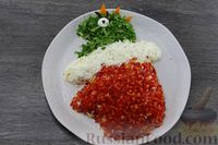 Фото приготовления рецепта: Салат "Дракончик" с копчёной курицей, морковью и сыром - шаг №15