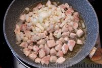 Фото приготовления рецепта: Квашеная капуста, тушенная с курицей и рисом - шаг №5