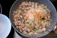 Фото приготовления рецепта: Квашеная капуста, тушенная с курицей и рисом - шаг №7