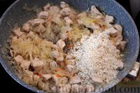 Фото приготовления рецепта: Квашеная капуста, тушенная с курицей и рисом - шаг №8