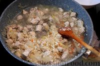 Фото приготовления рецепта: Квашеная капуста, тушенная с курицей и рисом - шаг №9