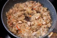 Фото приготовления рецепта: Квашеная капуста, тушенная с курицей и рисом - шаг №10