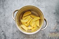 Фото приготовления рецепта: Картошка, жаренная с сельдереем и соевым соусом - шаг №2
