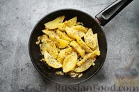 Фото приготовления рецепта: Картошка, жаренная с сельдереем и соевым соусом - шаг №6
