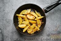 Фото приготовления рецепта: Картошка, жаренная с сельдереем и соевым соусом - шаг №7