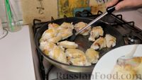 Фото приготовления рецепта: Куриные крылышки в пиве (на сковороде) - шаг №3