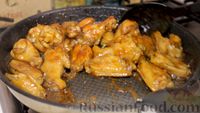Фото приготовления рецепта: Куриные крылышки в пиве (на сковороде) - шаг №6