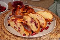 Фото к рецепту: Дрожжевой пирог-плетёнка с клюквой и сливочным сыром