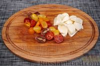 Фото приготовления рецепта: Салат из свёклы с помидорами и моцареллой - шаг №3