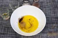 Фото приготовления рецепта: Салат из свёклы с помидорами и моцареллой - шаг №5
