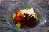 Фото приготовления рецепта: Салат из свёклы с помидорами и моцареллой - шаг №6