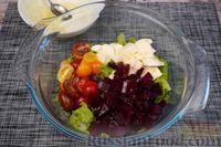 Фото приготовления рецепта: Салат из свёклы с помидорами и моцареллой - шаг №7