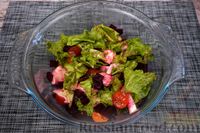 Фото приготовления рецепта: Салат из свёклы с помидорами и моцареллой - шаг №8