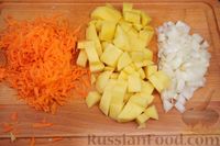 Фото приготовления рецепта: Картошка, тушенная с квашеной капустой, сосисками и черносливом - шаг №2