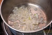 Фото приготовления рецепта: Картошка, тушенная с квашеной капустой, сосисками и черносливом - шаг №3