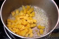 Фото приготовления рецепта: Картошка, тушенная с квашеной капустой, сосисками и черносливом - шаг №4