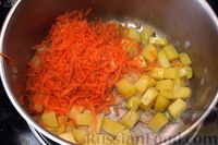 Фото приготовления рецепта: Картошка, тушенная с квашеной капустой, сосисками и черносливом - шаг №5