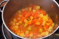 Фото приготовления рецепта: Картошка, тушенная с квашеной капустой, сосисками и черносливом - шаг №6