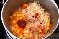 Фото приготовления рецепта: Картошка, тушенная с квашеной капустой, сосисками и черносливом - шаг №7