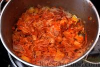 Фото приготовления рецепта: Картошка, тушенная с квашеной капустой, сосисками и черносливом - шаг №8