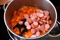 Фото приготовления рецепта: Картошка, тушенная с квашеной капустой, сосисками и черносливом - шаг №10