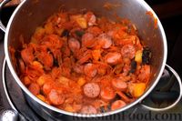 Фото приготовления рецепта: Картошка, тушенная с квашеной капустой, сосисками и черносливом - шаг №11
