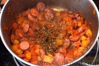 Фото приготовления рецепта: Картошка, тушенная с квашеной капустой, сосисками и черносливом - шаг №12