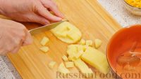 Фото приготовления рецепта: Рагу а-ля индийское карри с картошкой, фасолью, сыром и креветками - шаг №4