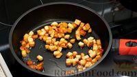Фото приготовления рецепта: Рагу а-ля индийское карри с картошкой, фасолью, сыром и креветками - шаг №5