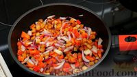 Фото приготовления рецепта: Рагу а-ля индийское карри с картошкой, фасолью, сыром и креветками - шаг №6
